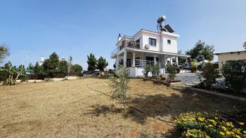 Girne, Sadrazamköy'de Kapanmaz Deniz Manzaralı, Kumlu Plajlara Yürüme Mesafesinde, 950 m² Arsaya Sahip, Satılık 3+1 Villa