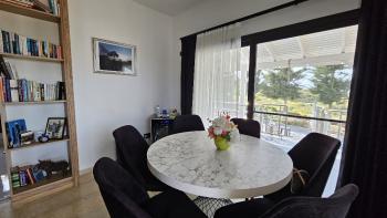 Girne, Sadrazamköy'de Kapanmaz Deniz Manzaralı, Kumlu Plajlara Yürüme Mesafesinde, 950 m² Arsaya Sahip, Satılık 3+1 Villa