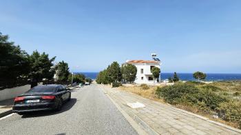 Girne, Sadrazamköy'de Kapanmaz Deniz Manzaralı, Kumlu Plajlara Yürüme Mesafesinde, 950 m² Arsaya Sahip, Satılık 3+1 Villa