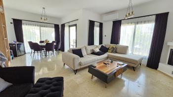 Girne, Sadrazamköy'de Kapanmaz Deniz Manzaralı, Kumlu Plajlara Yürüme Mesafesinde, 950 m² Arsaya Sahip, Satılık 3+1 Villa