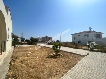 GİRNE / ALAGADİ BÖLGESİNDE GENİŞ BAHÇE İÇERİSİNDE KÖŞE ÜZERİNDE MÜSTAKİL EV 4+1