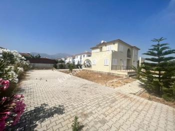 GİRNE / ALAGADİ BÖLGESİNDE GENİŞ BAHÇE İÇERİSİNDE KÖŞE ÜZERİNDE MÜSTAKİL EV 4+1