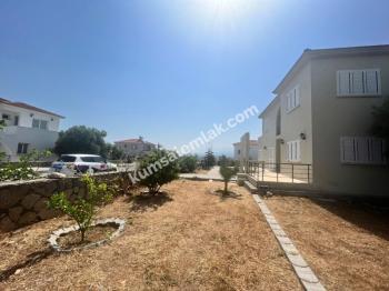 GİRNE / ALAGADİ BÖLGESİNDE GENİŞ BAHÇE İÇERİSİNDE KÖŞE ÜZERİNDE MÜSTAKİL EV 4+1
