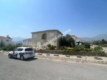 GİRNE / ALAGADİ BÖLGESİNDE GENİŞ BAHÇE İÇERİSİNDE KÖŞE ÜZERİNDE MÜSTAKİL EV 4+1