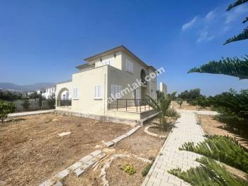 GİRNE / ALAGADİ BÖLGESİNDE GENİŞ BAHÇE İÇERİSİNDE KÖŞE ÜZERİNDE MÜSTAKİL EV 4+1