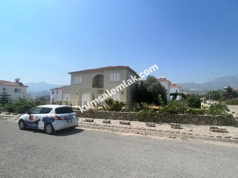 GİRNE / ALAGADİ BÖLGESİNDE GENİŞ BAHÇE İÇERİSİNDE KÖŞE ÜZERİNDE MÜSTAKİL EV 4+1