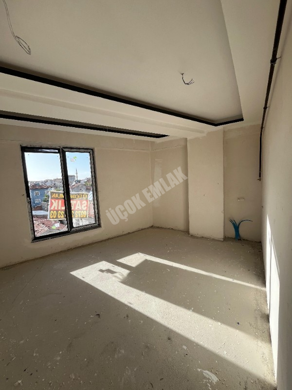 AFYON ÜÇOK EMLAKTAN ERENLERDE SATILIK SIFIR 2+1 EŞYALI ARAKAT DAİRE