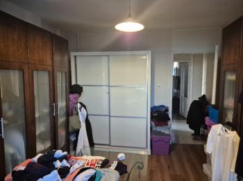 İ.E.T.T Yıldız Bloklarında, Otoparklı, Balkonlu, 40m2 salonlu Ara Kat