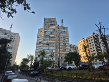 İ.E.T.T Yıldız Bloklarında, Otoparklı, Balkonlu, 40m2 salonlu Ara Kat