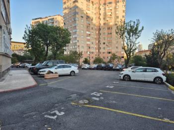 İ.E.T.T Yıldız Bloklarında, Otoparklı, Balkonlu, 40m2 salonlu Ara Kat