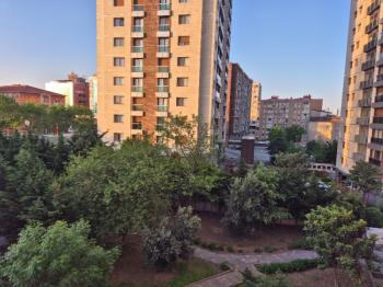 İ.E.T.T Yıldız Bloklarında, Otoparklı, Balkonlu, 40m2 salonlu Ara Kat