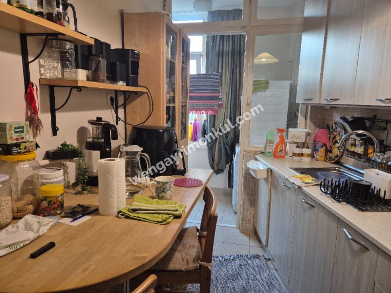 İ.E.T.T Yıldız Bloklarında, Otoparklı, Balkonlu, 40m2 salonlu Ara Kat