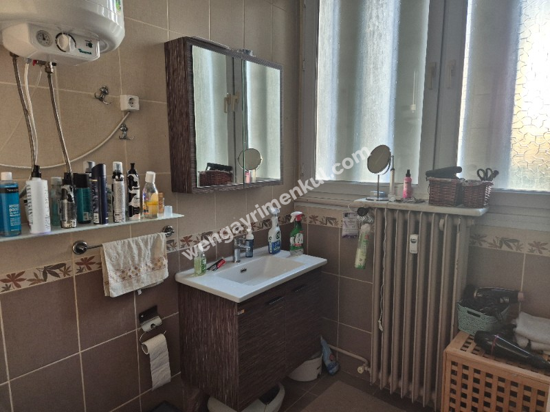 İ.E.T.T Yıldız Bloklarında, Otoparklı, Balkonlu, 40m2 salonlu Ara Kat