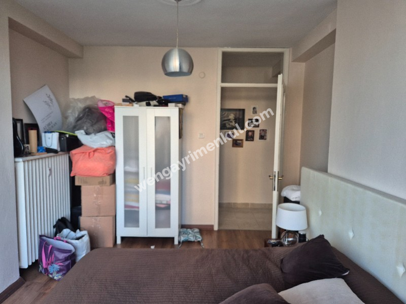 İ.E.T.T Yıldız Bloklarında, Otoparklı, Balkonlu, 40m2 salonlu Ara Kat