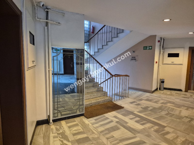 İ.E.T.T Yıldız Bloklarında, Otoparklı, Balkonlu, 40m2 salonlu Ara Kat