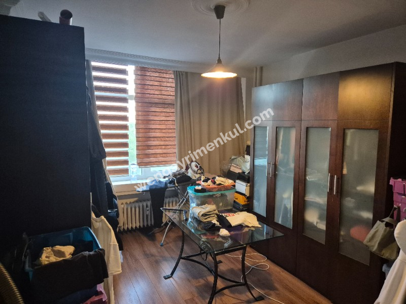 İ.E.T.T Yıldız Bloklarında, Otoparklı, Balkonlu, 40m2 salonlu Ara Kat