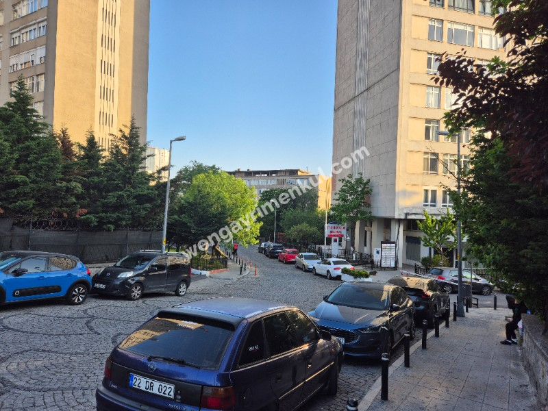 İ.E.T.T Yıldız Bloklarında, Otoparklı, Balkonlu, 40m2 salonlu Ara Kat
