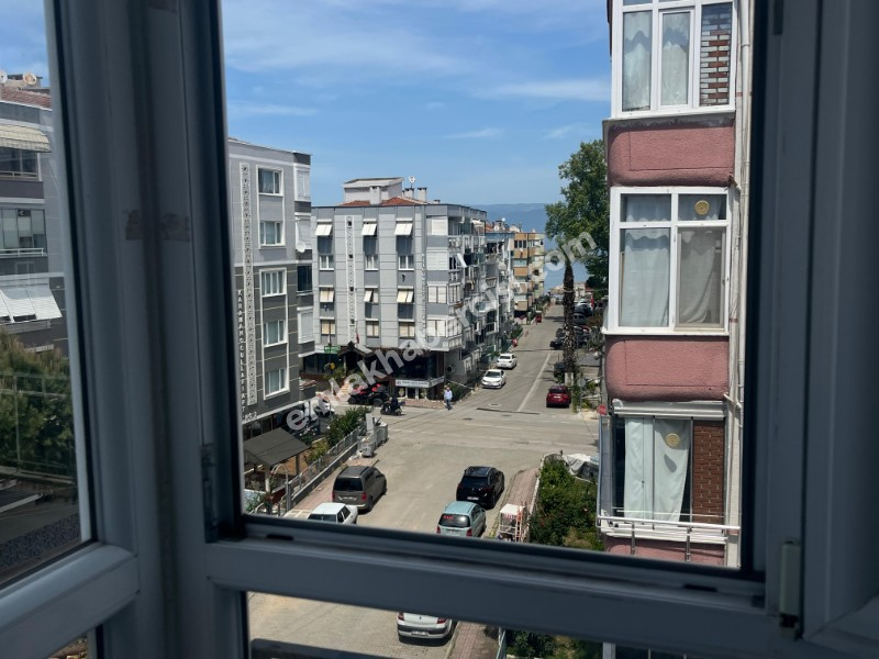 EMLAK HABERCİSİ' NDEN MUDANYA GÜZELYALI YALI MAH'DE SAHİLE 100 METRE DENİZ GÖRÜR 4.KAT 130 m2 ARA KAT 3+1 DAİRE