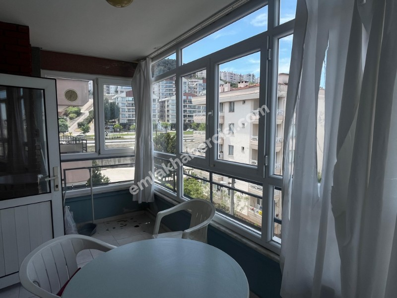 EMLAK HABERCİSİ' NDEN MUDANYA GÜZELYALI YALI MAH'DE SAHİLE 100 METRE DENİZ GÖRÜR 4.KAT 130 m2 ARA KAT 3+1 DAİRE