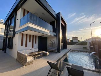 Didim Altınkumda Satılık 4+1 Eşyalı Villa