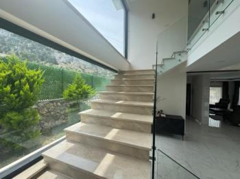 Girne Ilgaz'da Muhteşem Deniz – Dağ Manzaralı Ultra Lüks Özel Kalem Villa !