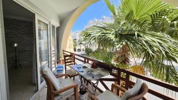 Girne Merkezde Havuzlu bir Site Full Eşyalı Kiralık 3+1