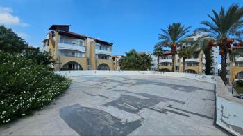 Girne Merkezde Havuzlu bir Site Full Eşyalı Kiralık 3+1