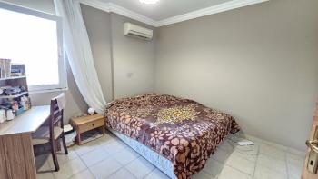 Girne Merkezde Havuzlu bir Site Full Eşyalı Kiralık 3+1
