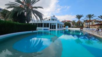 Girne Merkezde Havuzlu bir Site Full Eşyalı Kiralık 3+1