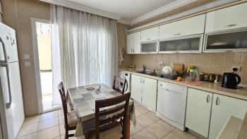 Girne Merkezde Havuzlu bir Site Full Eşyalı Kiralık 3+1