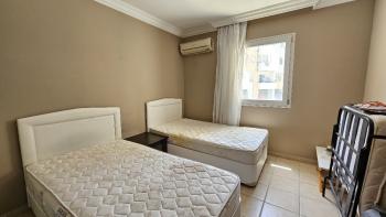 Girne Merkezde Havuzlu bir Site Full Eşyalı Kiralık 3+1