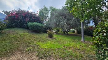 Girne Merkezde Havuzlu bir Site Full Eşyalı Kiralık 3+1