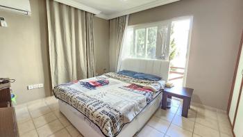 Girne Merkezde Havuzlu bir Site Full Eşyalı Kiralık 3+1