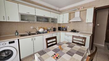 Girne Merkezde Havuzlu bir Site Full Eşyalı Kiralık 3+1