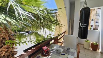 Girne Merkezde Havuzlu bir Site Full Eşyalı Kiralık 3+1