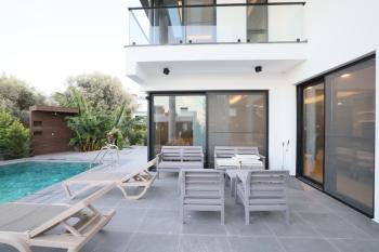Kıbrıs Girne Ozanköy Bölgesinde Yer Alan Türk Tapulu Satılık Lüx 4+1 Villa 