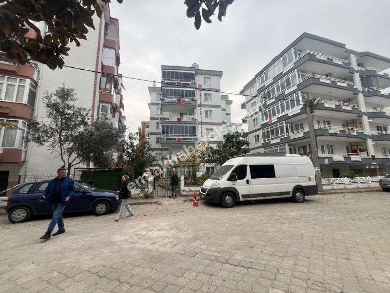 EMLAK HABERCİSİ' NDEN MUDANYA GÜZELYALI YALI MAHALLESİ'NDE DENİZE YAKIN OTOPARKLI SİTEDE ASANSÖRLÜ 5.KAT 2+1 