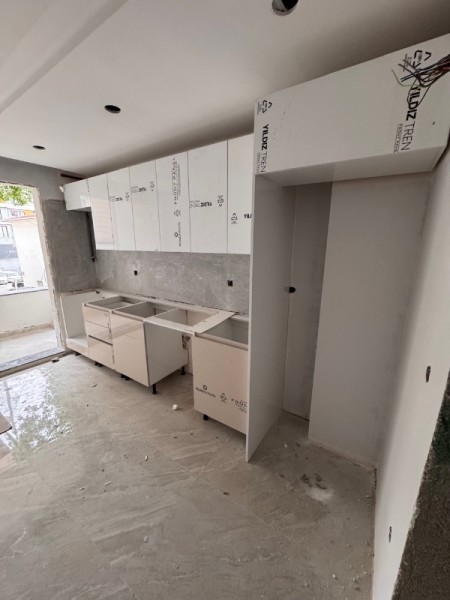 Alibeyköy Çarşı İçinde Sıfır 2+1 Daire – Balkonlu, Kapalı Mutfaklı, Asansörlü