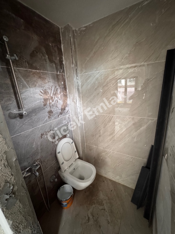 Alibeyköy Çarşı İçinde Sıfır 2+1 Daire – Balkonlu, Kapalı Mutfaklı, Asansörlü