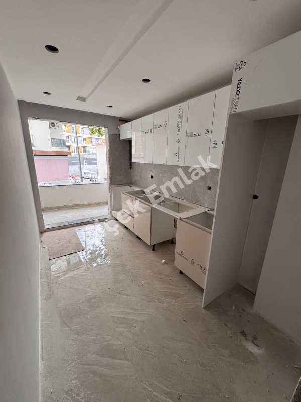 Alibeyköy Çarşı İçinde Sıfır 2+1 Daire – Balkonlu, Kapalı Mutfaklı, Asansörlü