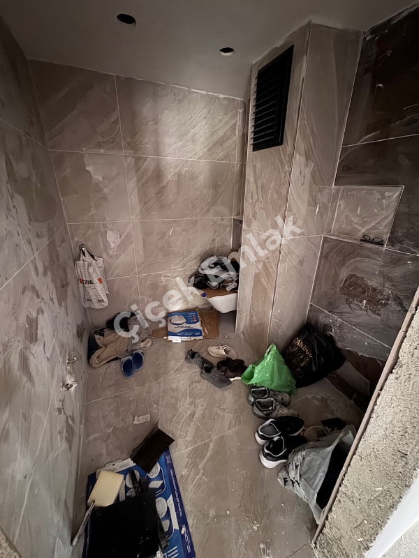 Alibeyköy Çarşı İçinde Sıfır 2+1 Daire – Balkonlu, Kapalı Mutfaklı, Asansörlü