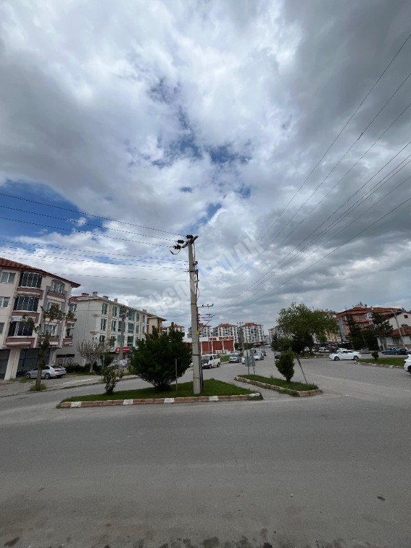 AFYON ÜÇOK EMLAKTAN ESENTEPE KÖŞE CADDE ÜZERİ KİRALIK DÜKKAN