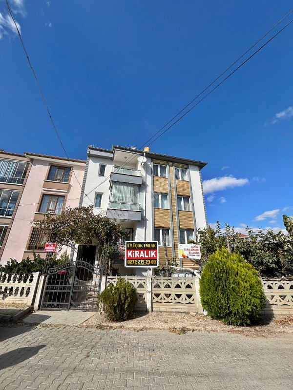 AFYON ÜÇOK EMLAKTAN ALİ İHSAN PAŞA MAHALLESİNDE 3+1 EŞYALI BAHÇE KATI DAİRE 