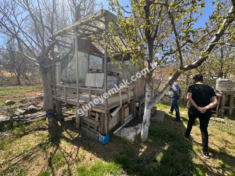 SATILIK PINAR BAŞINDA DEREYE SIFIR BAHÇE