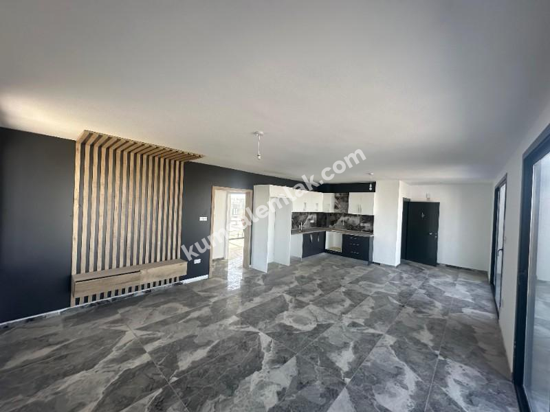 LEFKOŞA DUMLUPINAR BÖLGESİNDE ŞEHRİN GÖBEĞİNDE DAĞ VE ŞEHİR MANZARALI 2+1 PENTHOUSE