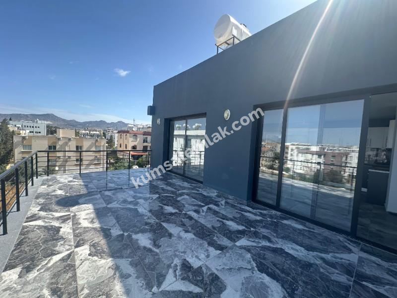 LEFKOŞA DUMLUPINAR BÖLGESİNDE ŞEHRİN GÖBEĞİNDE DAĞ VE ŞEHİR MANZARALI 2+1 PENTHOUSE