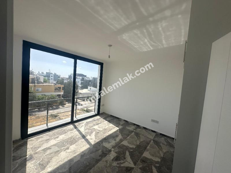 LEFKOŞA DUMLUPINAR BÖLGESİNDE ŞEHRİN GÖBEĞİNDE DAĞ VE ŞEHİR MANZARALI 2+1 PENTHOUSE