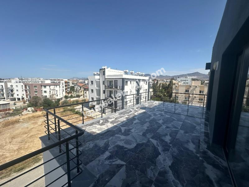 LEFKOŞA DUMLUPINAR BÖLGESİNDE ŞEHRİN GÖBEĞİNDE DAĞ VE ŞEHİR MANZARALI 2+1 PENTHOUSE