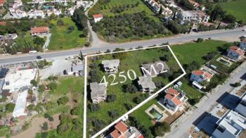 Kıbrıs Girne Karşıyaka Bölgesinde Ana Yol Üzeri Ticari  satılık 4250 m2 Arazi 