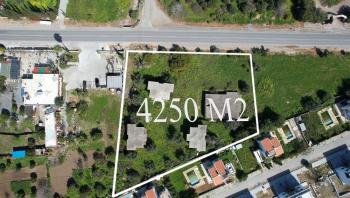 Kıbrıs Girne Karşıyaka Bölgesinde Ana Yol Üzeri Ticari  satılık 4250 m2 Arazi 